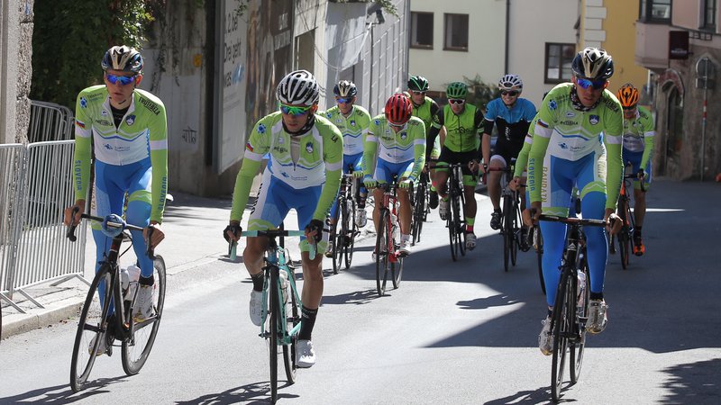 Fotografija: Slovenski kolesarji (v ospredju Matej Mohorič, Primož Roglič in Domen Novak) so včeraj še zadnjič preizkusili traso cestne dirke. FOTO: Jože Suhadolnik/Delo