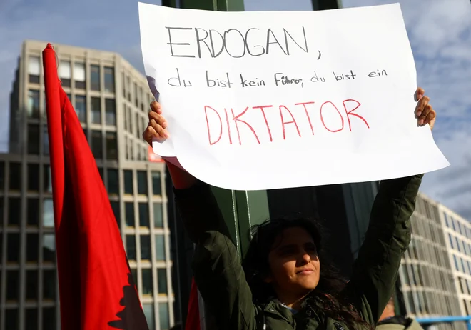 Turški predsednik je v skladu s pričakovanju spregovoril o prepovedani Kurdski delavski stranki (PKK) in njenih aktivnostih v Nemčiji. FOTO: Reuters