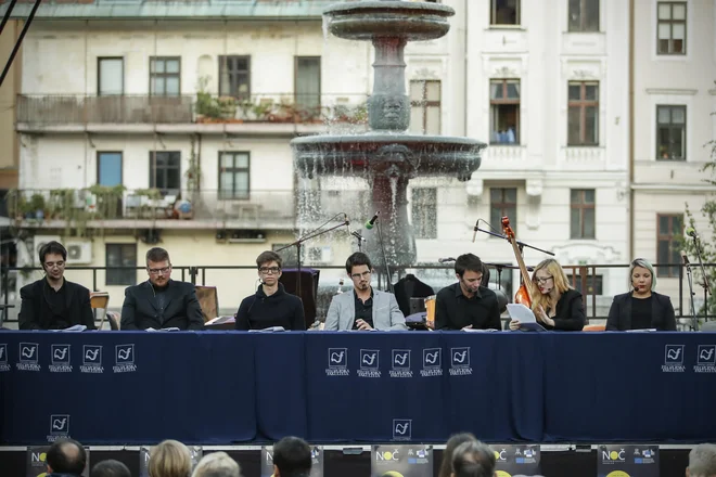 Sklepni večer na Novem trgu so začeli z gledališko predstavo Paulus in končali s koncerti glasbenih skupin raziskovalcev z različnih oddelkov filozofske fakultete: D Bricl band, Jana Rošker in Melanholiki. Noč raziskovalcev se je tako res sklenila ponoči.