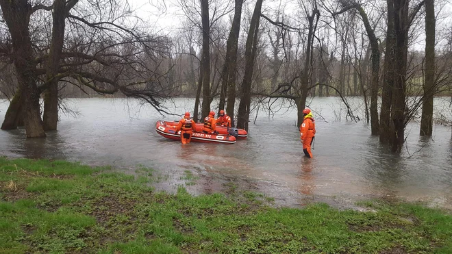 Črnomaljski gasilci na eni od številnih reševalnih akcij. FOTO: GZ Črnomelj