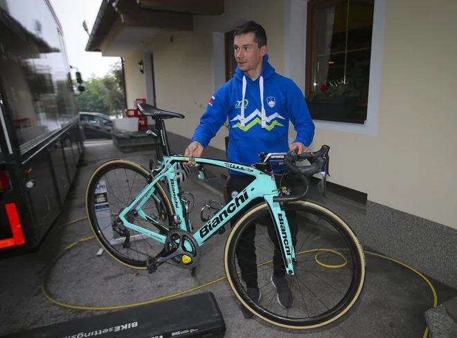 Rogličev bianchi bo jutri s 6,92 kg med najlažjimi v karavani. FOTO: Jože Suhadolnik/Delo