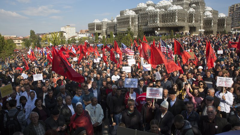 Fotografija: Na ulicah Prištine se je več tisoč Albancev zbralo na protestih proti Thaçiju in njegovemu predlogu, da bi Kosovo in Srbija zamenjali ozemlje. FOTO: Visar Kryeziu/AP