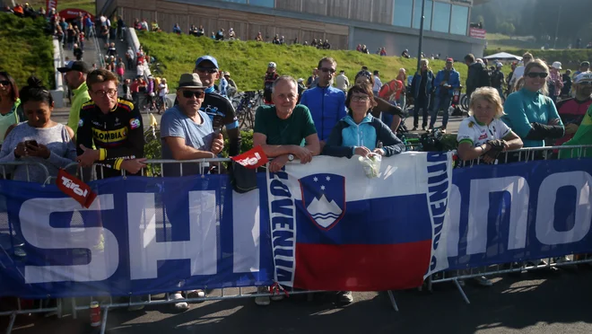 Vzdušje v Innsbrucku je bilo že danes dobro, veliko je bilo tudi slovenskih zastav. FOTO: Jože Suhadolnik/Delo