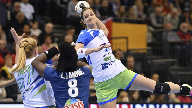 Fotografija: Ana Gros (z žogo) je bila z devetimi goli najučinkovitejša rokometašica v slovenski vrsti. FOTO: AP
