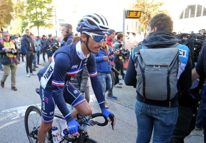 Prvi favorit Julian Alaphilippe pred štartom. FOTO: Jože Suhadolnik/Delo