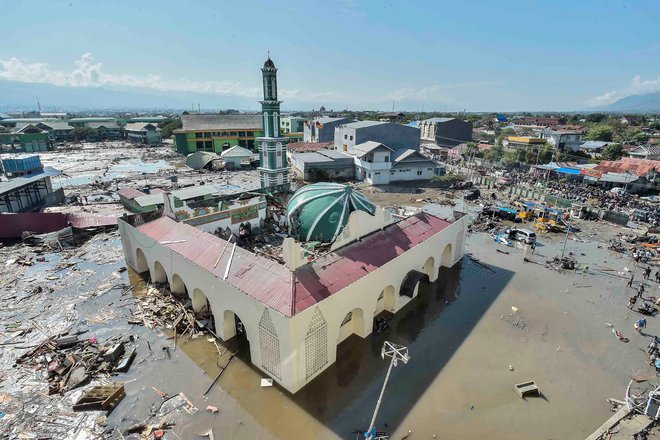 Poplavljena mošeja Baiturrahman FOTO: Reuters