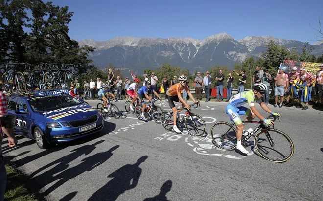 Slovenski kolesarji so v prvem delu dirke opravili veliko dela (v ospredju Jan Polanc), v sklepnih kilometrih pa je Roglič ostal sam. FOTO: Jože Suhadolnik/Delo