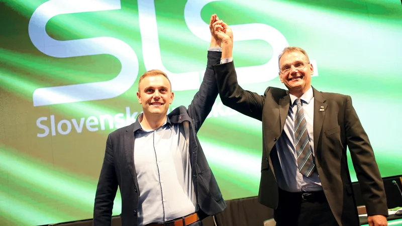 Fotografija: Vodenje SLS je po osemnajstih letih spet prevzel Marjan Podobnik (desno), ob njem je eden od treh podpredsednikov Modest Motaln. SLS stavi na nekoč prepoznavno blagovno znamko, ki pa je mladi volivci ne poznajo, poudarja analitik Uhan. FOTO: Tomi Lombar/Delo