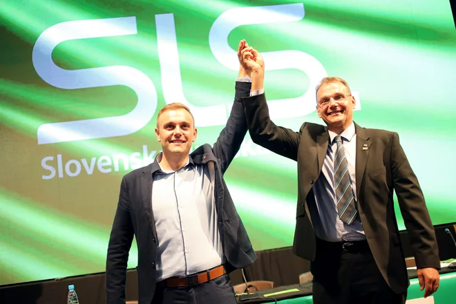 Vodenje SLS je po osemnajstih letih spet prevzel Marjan Podobnik (desno), ob njem je eden od treh podpredsednikov Modest Motaln. SLS stavi na nekoč prepoznavno blagovno znamko, ki pa je mladi volivci ne poznajo, poudarja analitik Uhan. FOTO: Tomi Lombar/Delo