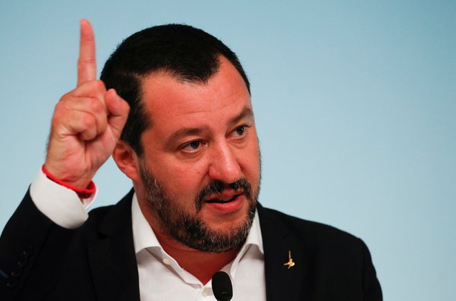 Da se požvižgajo na bruseljsko zmrdovanje glede njihovih proračunskih načrtov, je bil nedvoumen odgovor premierovega namestnika, notranjega ministra in sekretarja Lige Mattea Salvinija. FOTO: Alessandro Bianchi/Reuters