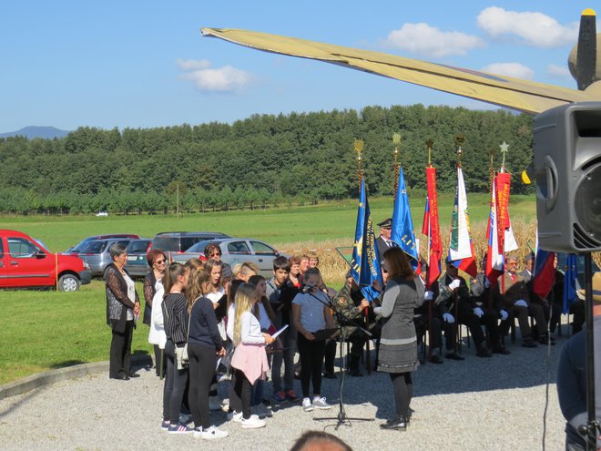 Učenci osnovne šole iz Podzemlja so prepevali partizanske pesmi. FOTO: Bojan Rajšek/Delo
