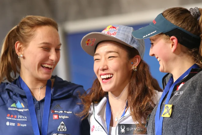 Zmagala je Jain Kim, levo ob njej Janja Garnbret, desno še Hannah Schubert. FOTO: Tomi Lombar/Delo