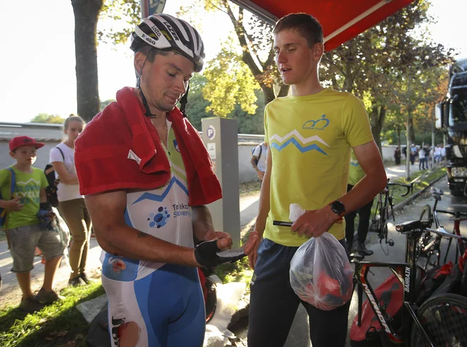 Primož Roglič (levo) in Matej Mohorič sta razvajala navijače v tej sezoni z zmagami na največjih dirkah v klubskih dresih. FOTO: Jože Suhadolnik/Delo