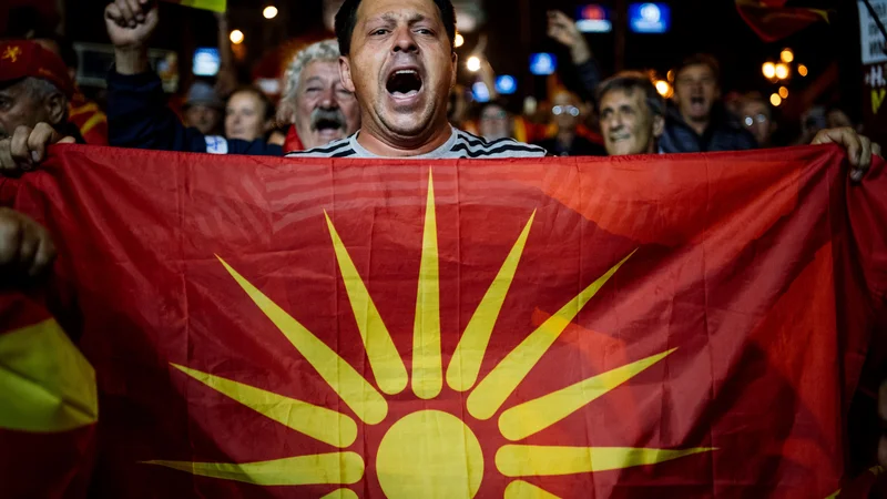 Fotografija: Pred poslopjem Sobranja pa so protestirali nasprotniki sporazuma z Grčijo, ki zahtevajo odstop vlade; skandirali so v podporo predsedniku države Gjorgeju Ivanovu, ki je referendum bojkotiral. Foto: Dimitar Dilkoff/Afp