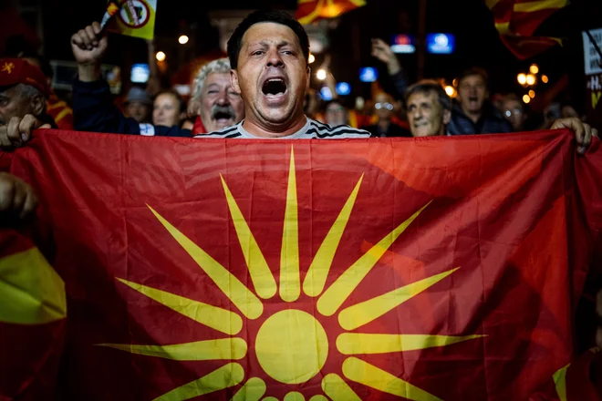 Pred poslopjem Sobranja pa so protestirali nasprotniki sporazuma z Grčijo, ki zahtevajo odstop vlade; skandirali so v podporo predsedniku države Gjorgeju Ivanovu, ki je referendum bojkotiral.&nbsp;Foto: Dimitar Dilkoff/Afp
