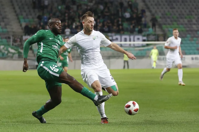 Jucie Lupeta (levo) je dosegel že peti gol v sezoni, a en je bil premalo za zmago proti zadnjemu Krškemu. FOTO: Leon Vidic/Delo