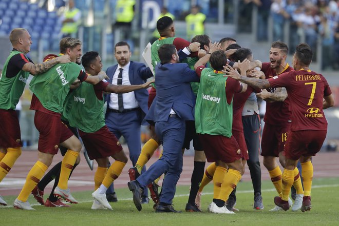 Veselje Rominih nogometašev, potem ko je Aleksandar Kolarov zabil mojstrski gol s prostega strela.