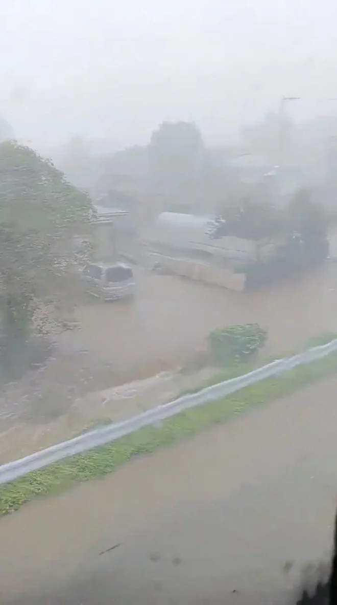 Tajfun Trami je s seboj prinesel veliko dežja. FOTO: Reuters<br />
 