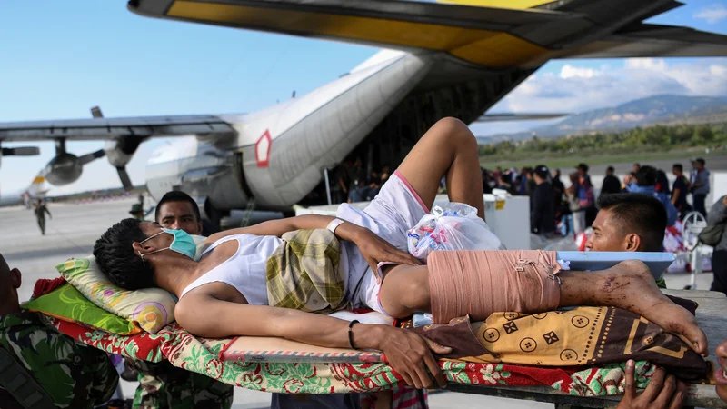 Fotografija: Kontrolor zračnega prometa Anthonius Gunawan Agung je v srcih rojakov postal heroj, potem ko je zagotovil, da je potniško letalo ušlo v smrtonosnemu potresu, ob tem pa izgubil življenje.
FOTO: Hafidz Mubarak/Reuters