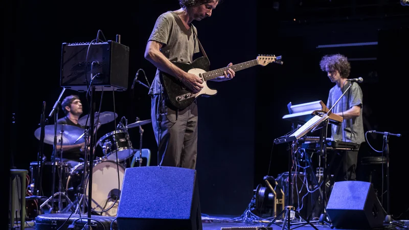 Fotografija: Trio Baldur sestavljajo harmonikar Marko Brdnik, kitarist Uroš Rakovec in bobnar Marko Lasič. Foto Uroš Hočevar