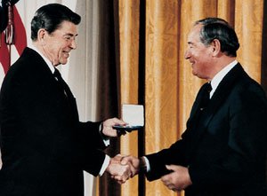Joe Sutter je leta 1985 prejel odlikovanje od tedanjega ameriškega predsednika Ronalda Reagana. FOTO: Osebni arhiv Josepha Sutterja