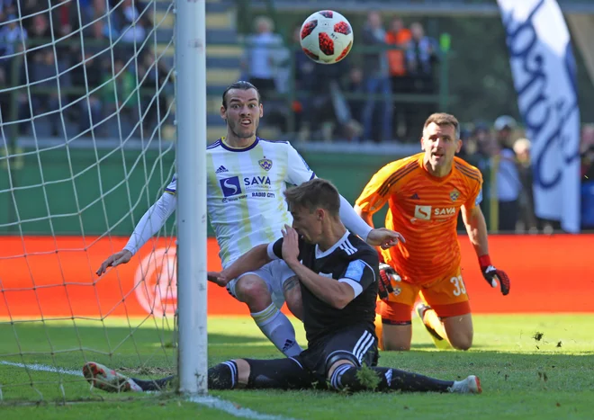 Jasmin Handanović in branilec Denis Klinar sta v Fazaneriji prvič okusila grenkobo poraza, domači napadalec, sicer otrok Maribora, Rok Sirk pa sladkost velike zmage.<br />
FOTO: Tadej Regent/Delo