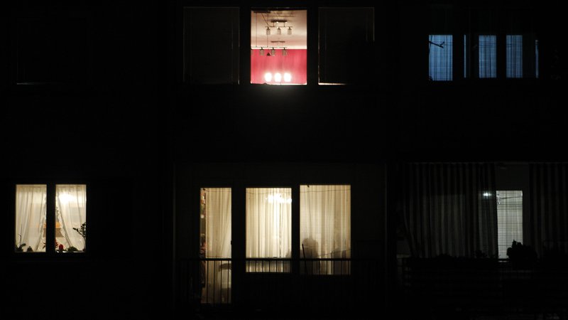 Fotografija: Roman Ženska na oknu se eksplicitno navezuje na Hitchcockovo mojstrovino Dvoriščno okno. Foto Tomi Lombar