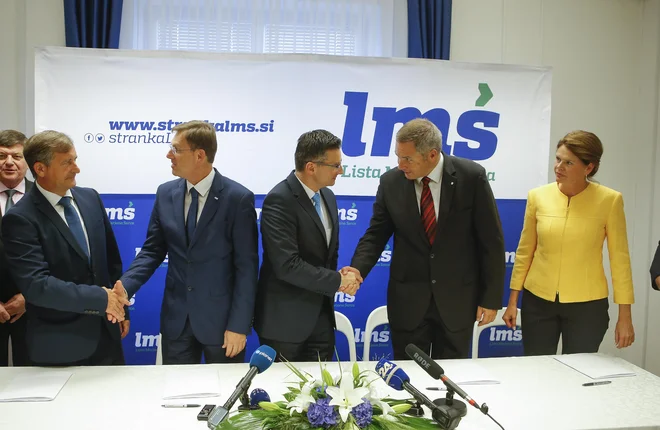 Po stisku rok ob podpisu koalicijskega sporazuma bo zdaj treba začeti tudi vsebinsko odločati. V ponedeljek je tako na vrsti popravek proračuna za prihodnje leto. Foto Jože Suhadolnik