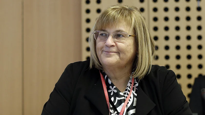Fotografija: Metka Tekavčič, dekanja Ekonomske fakultete v zadnjih mesecijh serijsko sprejema čestitke od kolegov iz Evrope.