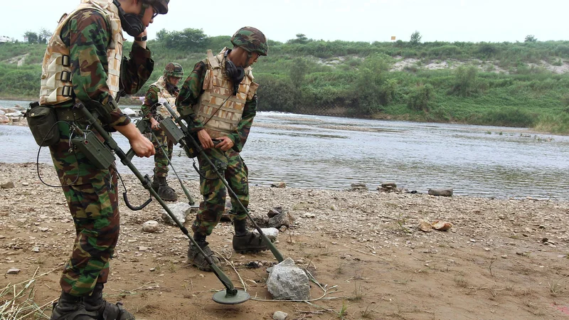 Fotografija: Približno dva milijona min je na obeh straneh demilitariziranega območja. FOTO: AP