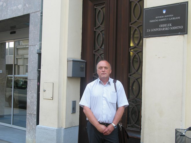 Jože Pustoslemšek je zadovoljen prišel z okrožnega sodišča v Ljubljani. Foto Polona Malovrh