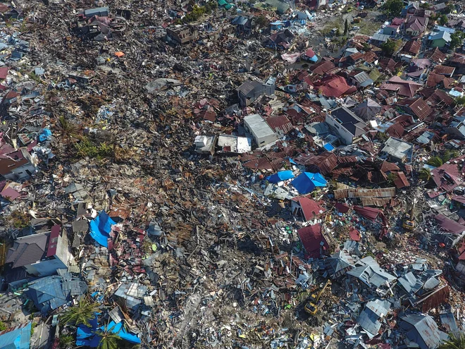 Palu 1. oktobra letos. Od kraja ponekod ni ostalo nič. FOTO: Antara Foto/Hafidz Mubarak/Reuters