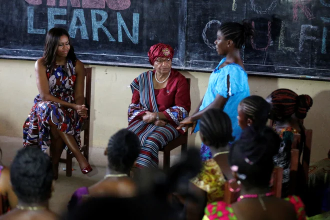 Michelle Obama in nekdanja liberijska predsednica Ellen Johnson Sirleaf se med uradnim obiskom leta 2016 pogovarjata o razmerah v šolstvu. FOTO: Thierry Gouegnon/Reuters