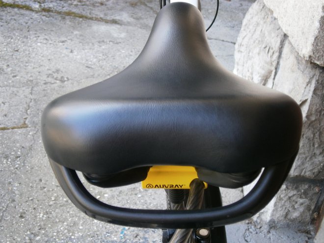 Držaj na sedežu je v pomoč pri premeščanju ali spravilu kolesa. FOTO: Andrej Krbavčič