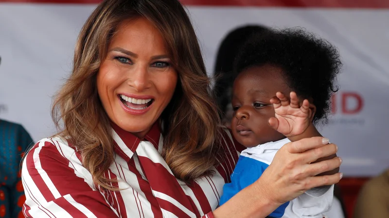 Fotografija: Melania Trump med obiskom otroške bolnišnice. FOTO: Carlo Allegri/Reuters