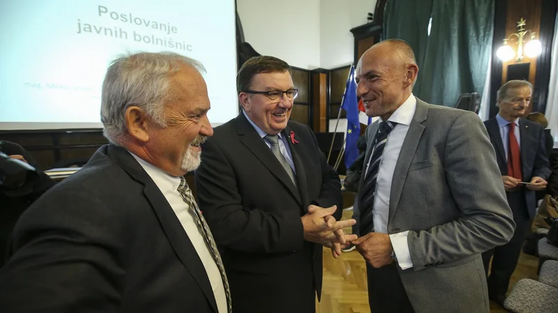 Fotografija: Samo Fakin, minister za zdravje, na sestanku z diektorji bolnišnic. Na njegovi levi Marjan Sušelj, generalni direktor ZZZS, na desni Aleš Šabeder, generalni direktor UKC Ljubljana. Foto Jože Suhadolnik