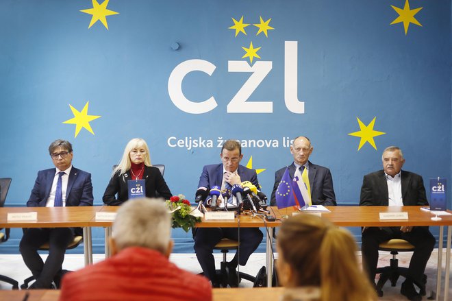 Med kandidati na županovi listi je tudi Janko Požežnik (desno od Bojana Šrota), ki je izstopil iz SDS, zdaj pa je tudi podpredsednik županove stranke, pa tudi dosedanji svetnik SLS Srečko Erjavec (skrajno levo). FOTO: Leon Vidic/Delo