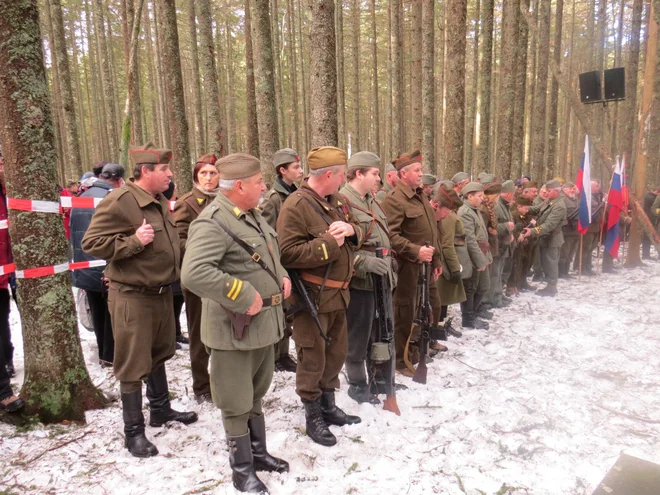 Spominski dolenjski bataljon je navzoč na vseh prireditvah, kamor ga organizatorji povabijo. V začetku leta so se oboroženi z muzejskim orožjem poklonili pobitim partizanskim junakom legendarnega Pohorskega bataljona na Osankarici. FOTO: Bojan Rajšek/Delo
