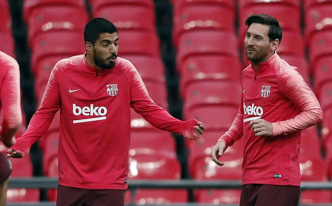 Lionel Messi (desno) in njegov prijatelj Luis Suarez med generalko za drevišnji derbi na Wembleyju.