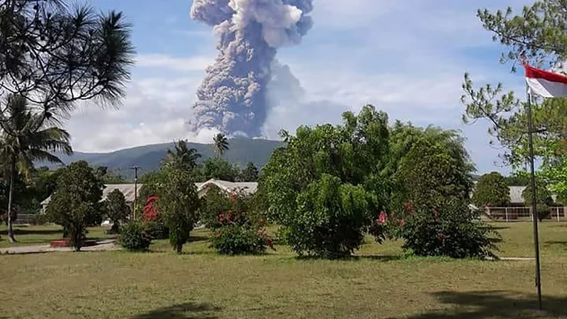Fotografija: Vulkan je izbrunil na severu otoka, približno 600 kilometrov stran od Paluja. FOTO: AFP