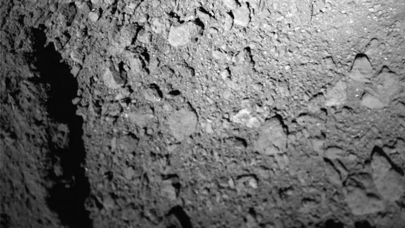 Fotografija: Površje asteroida, ki ga je fotografiral Mascot. FOTO: DLR