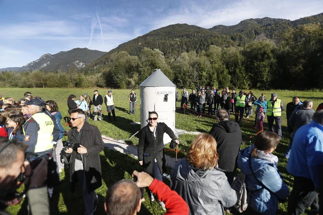 Zjutraj je precej obiskovalcev še zadnjič pogledalo Aljažev stolp, preden so ga odpeljali proti Triglavu. FOTO: Leon Vidic