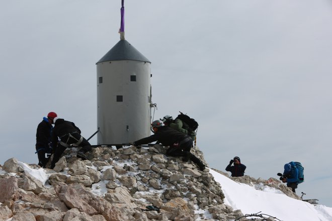 Aljažev stolp je spet na Triglavu. FOTO: Zavod za varstvo kulturne dediščine Slovenije (ZVKDS)