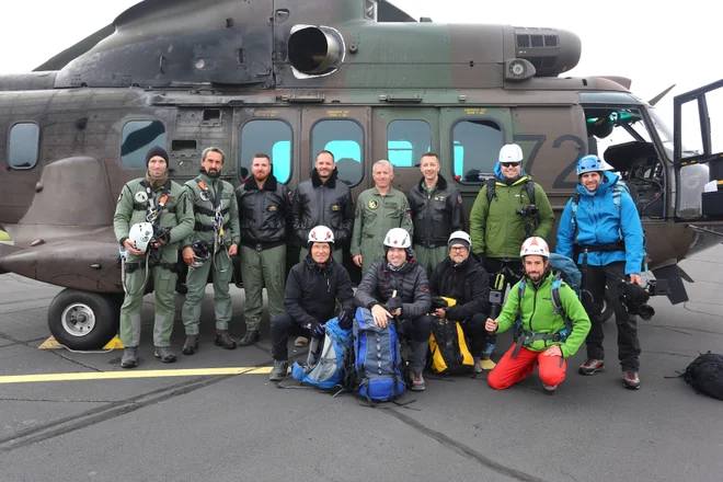 To je ekipa, ki je pripeljala Aljažev stolp nazaj na Triglav. FOTO: Zavod za varstvo kulturne dediščine Slovenije (ZVKDS)