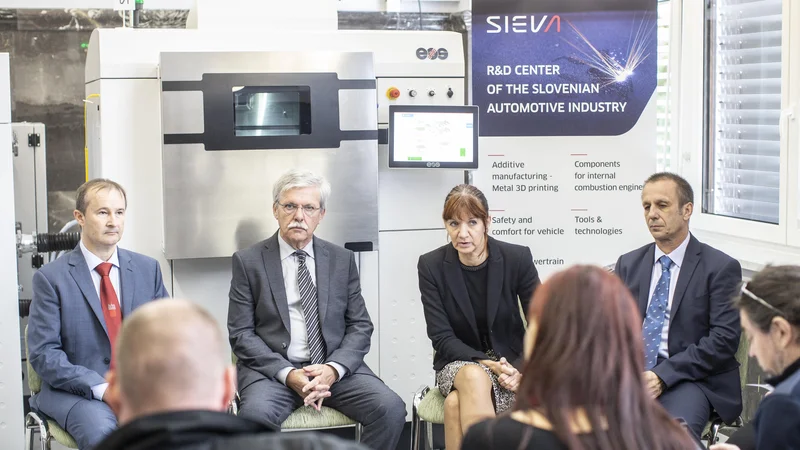 Fotografija: Na fakulteti za strojništvo so predstavili nov laboratorij za 3D tisk kovin: Mitjan Kalin, dekan fakultete za strojništvo, Miloš Šturm, direktor SIEVA, Tanja Mohorič, direktorica SRIP ACS+ in prof. dr. Edvard Govekar s Fakultete za strojništvo. Foto: Voranc Vogel/Delo