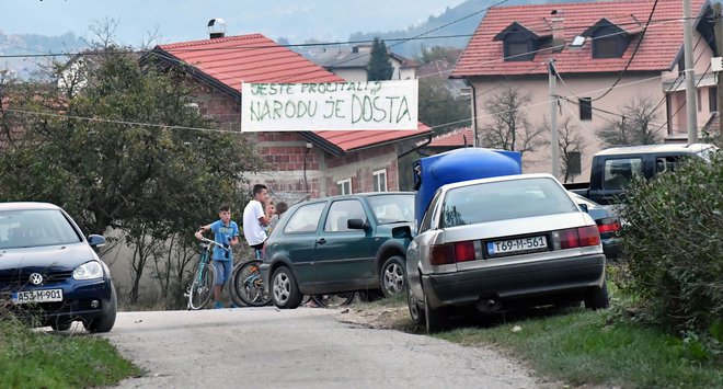 V revni, večinoma bošnjaški vasici, kjer je večina prebivalcev brezposelnih, živijo od pridelka na majhnih vrtovih in živine. FOTO: Elvis Barukcic/Afp