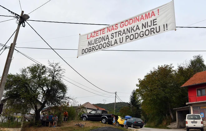 Nekaj politikov je kljub temu v vasi nalepilo svoje volilne plakate, a so jih domačini hitro odstranili. FOTO: Elvis Barukcic/Afp