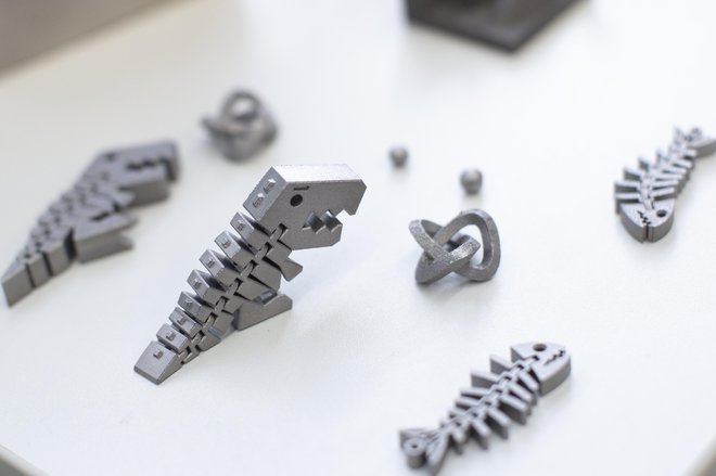 Izdeki, ki so jih natisnili v laboratoriju za 3D tisk kovin. Foto: Voranc Vogel/Delo