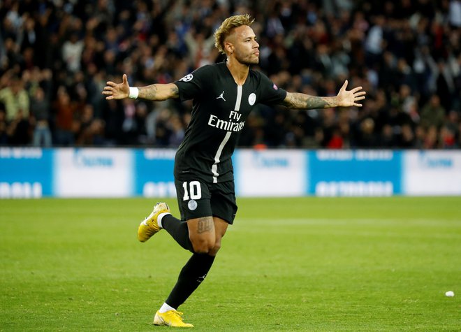 Neymar se poigrava s Crveno zvezdo. FOTO: Reuters