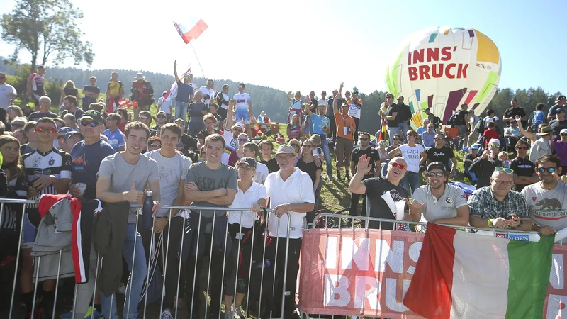 Fotografija: Ob tirolskih cestah se je minuli teden zbralo 600.000 gledalcev. FOTO: Jože Suhadolnik/Delo